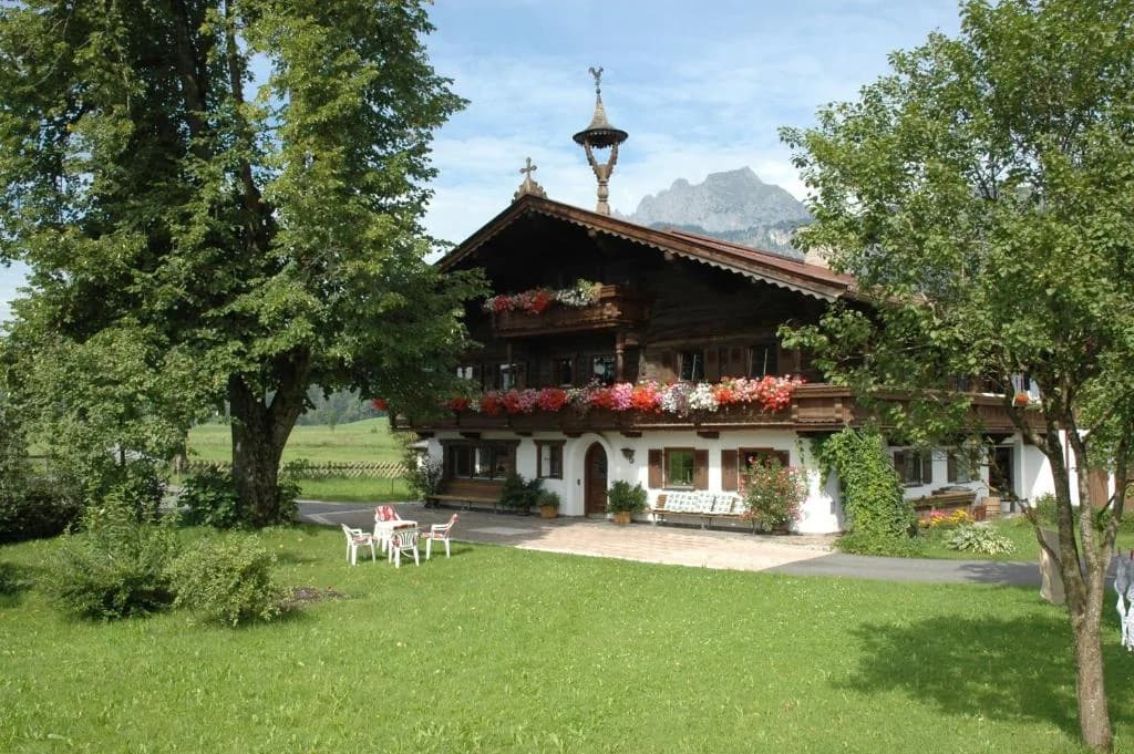 Bauernhof Oberlacken im Grünen mit Gartensitzplatz und umgebender Natur.